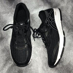 New ASICS Amplica - Women size 9